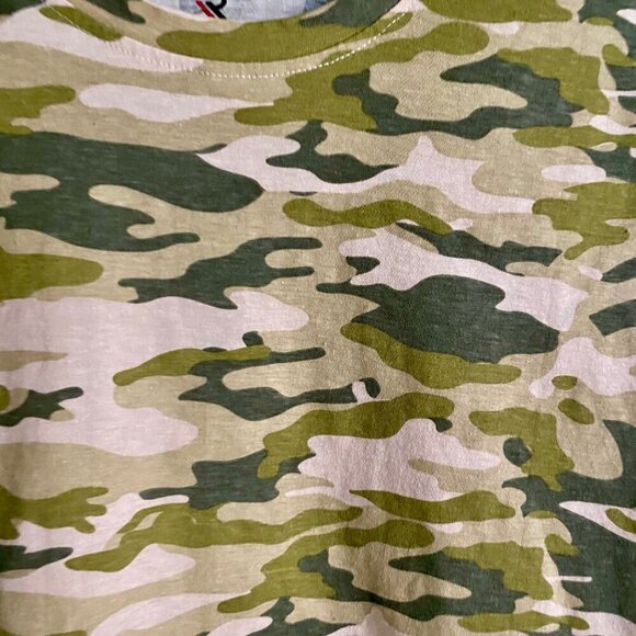 International Report Essentials Camo Short Sleeve Shirt Men's Medium NEW - Picture 7 of 8